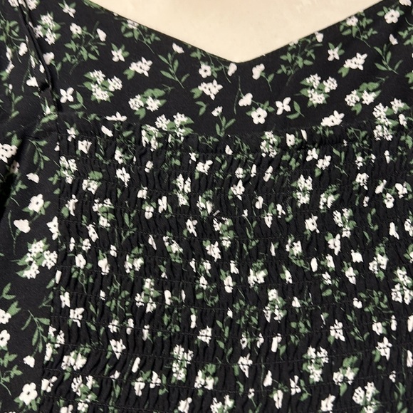 Summer flower print dress with adjustable straps and elastic back. - Picture 5 of 5